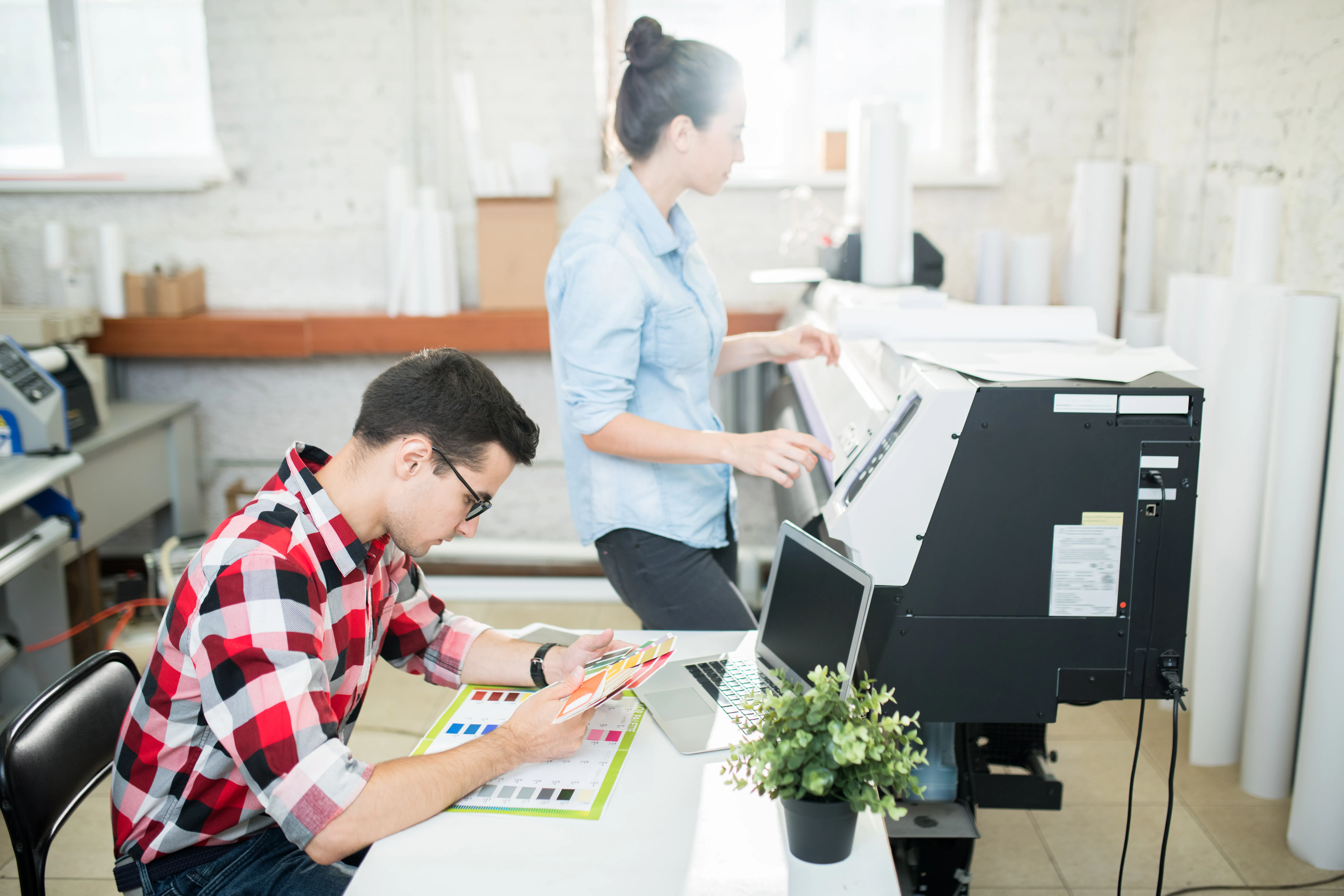 Fotografía de un hombre y mujer platicando sobre la impresión digital vs offset